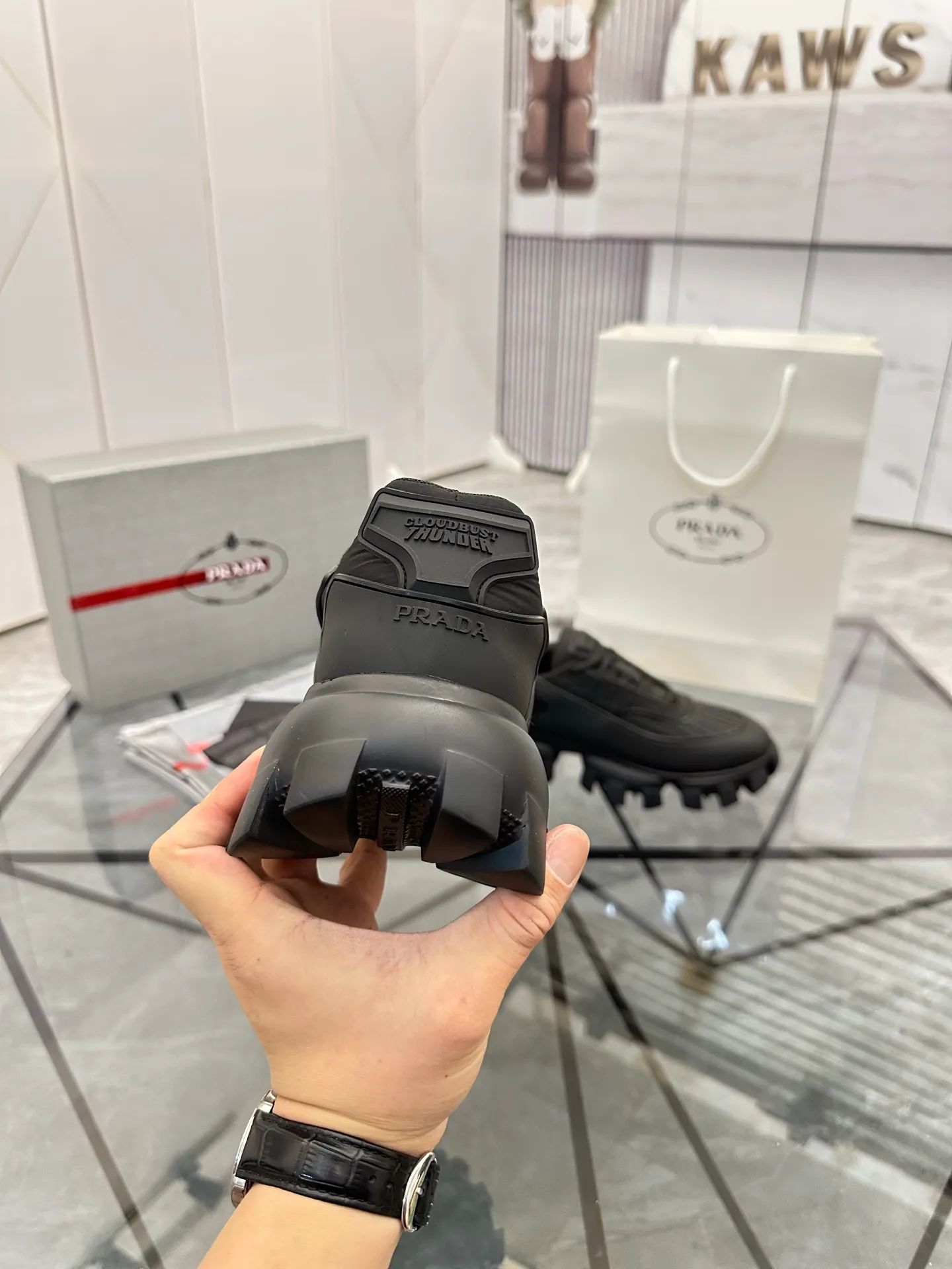 Men's shoes: 💰P540¥ High-end top quality Product trademark: Prada *"Prada*" low-top casual shoes Regular size: 38-45 (can be customized to 46) Product materials: imported breathable fly weave upper, professional glue-making process, breathable lining, cowhide foot pads, original ultra-light foam outsole. No.: 001